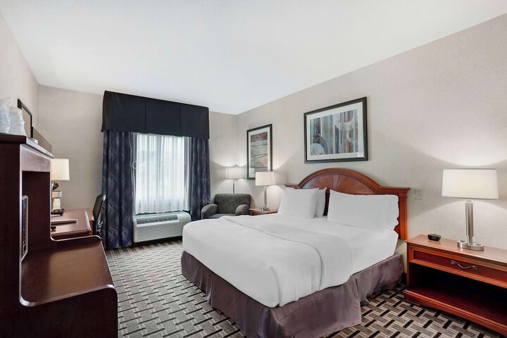 1 King Accessible Comm Assist Roll in Shower Microwave, Refrigerator WiFi Full Breakfast (8 of 16)