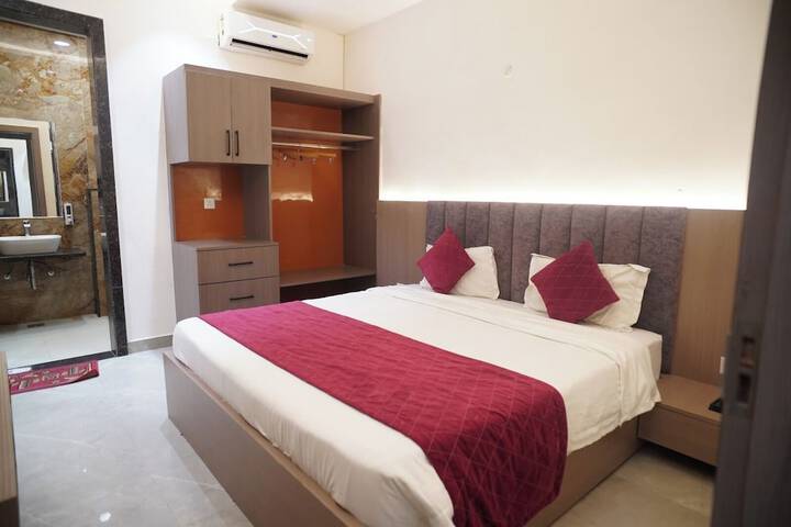 Room 5 of 13