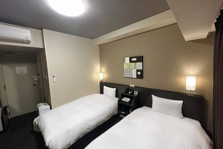 Room 4 of 33
