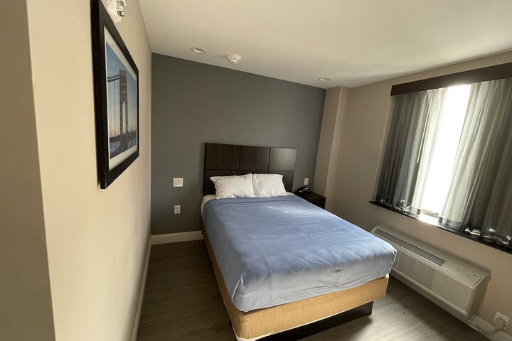 Room 4 of 8