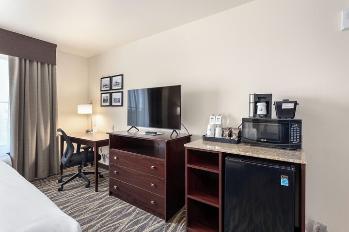 Studio Accessible King Size Bed (18 of 20)