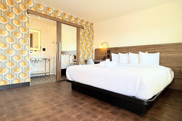 Room 50 of 76