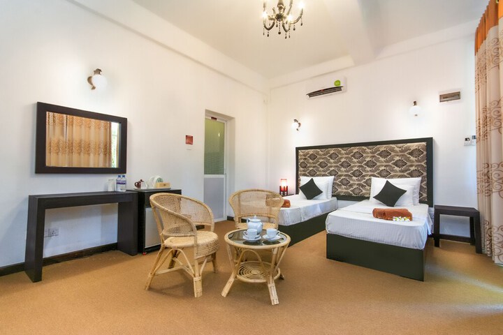Room 6 of 33
