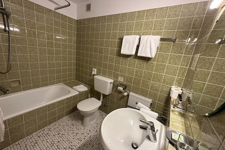 Room 85 of 137