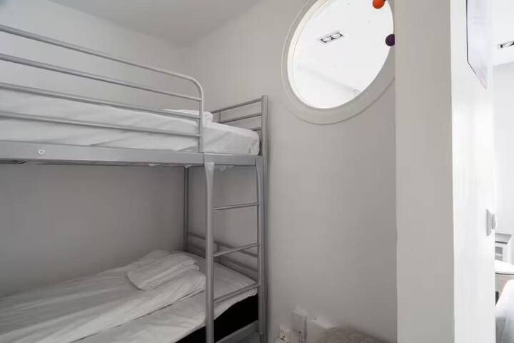 Room 166 of 865