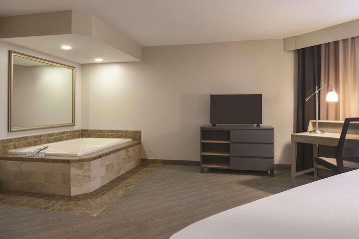 1 King Bed Suite (2 of 9)