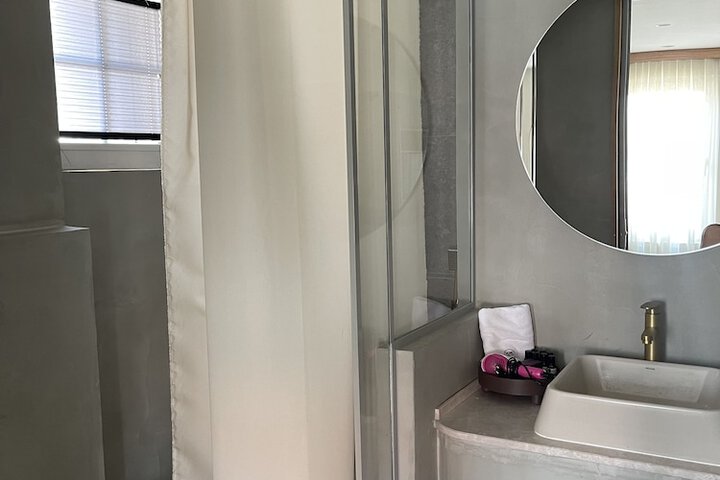 Room 27 of 64