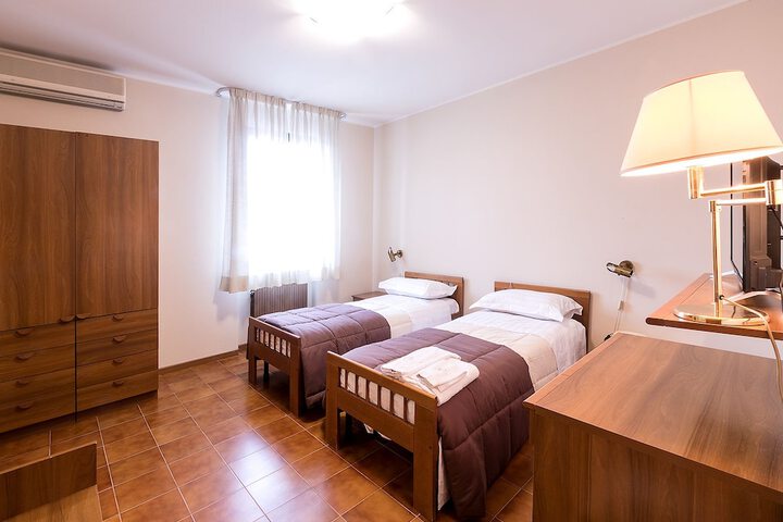 Room 10 of 31