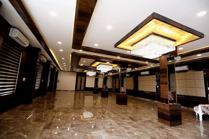 Ballroom/Hall 24 of 28