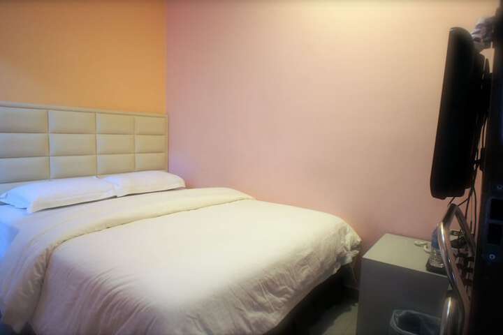 Room 11 of 37