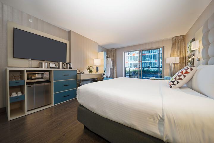 Room 33 of 80