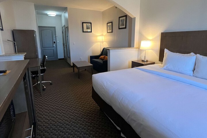 1 King Bed Suite (4 of 17)