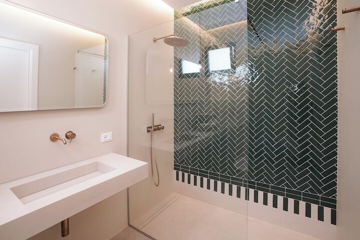 Room 32 of 46