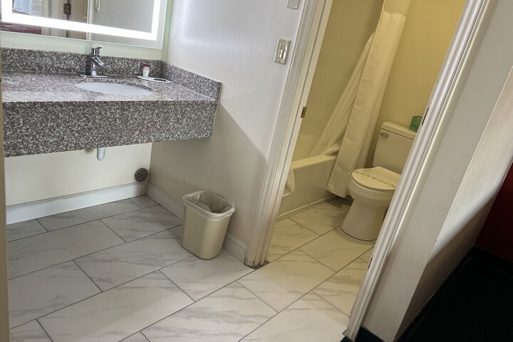 Room 18 of 28