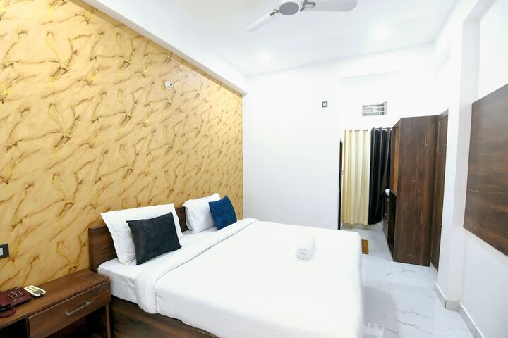 Room 12 of 28