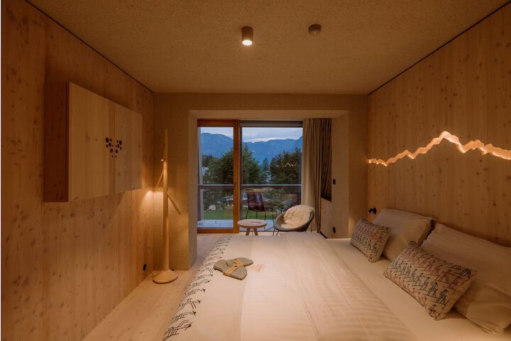 Room 10 of 85