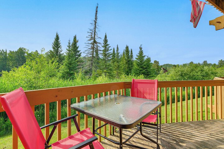 Condo on First Green w / Deck at Schuss Mountain!