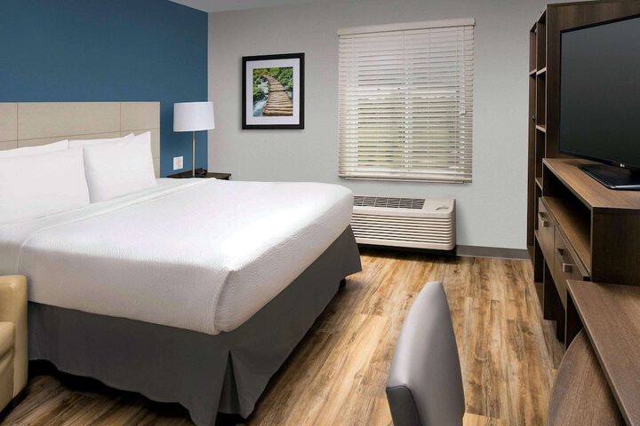 1 Queen Bed (7 of 7)