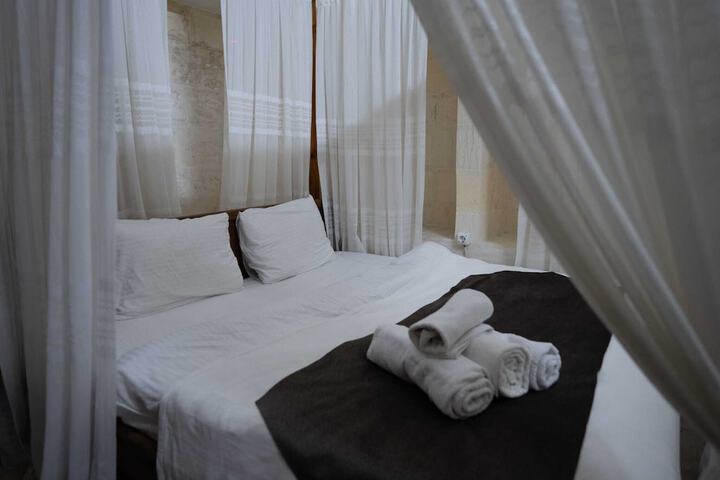Room 6 of 18