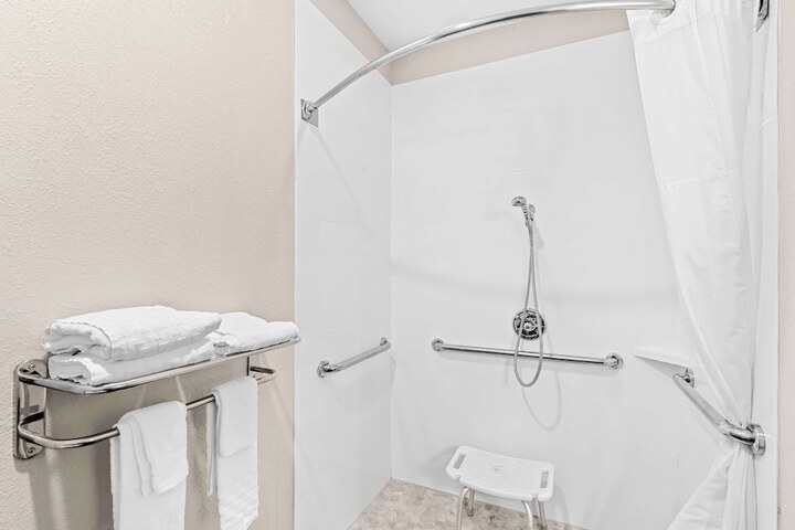 1 King Accessible Comast Bathtb Work Micmin Full Breakfast (2 of 21)