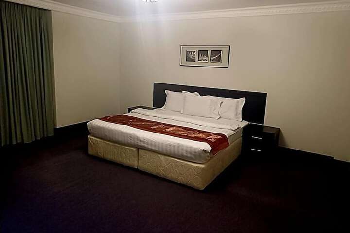 Room 7 of 16
