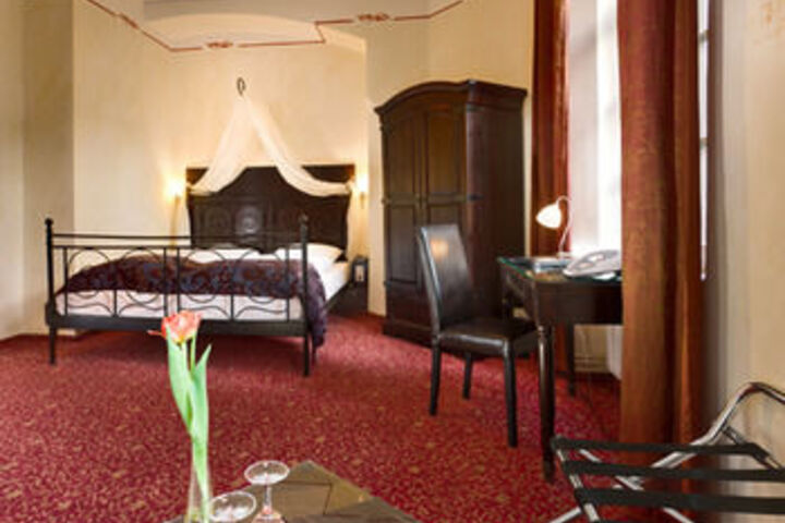 Room 25 of 38