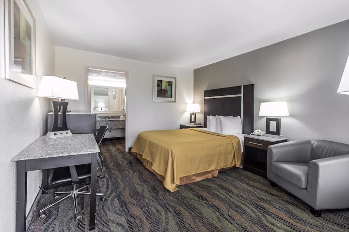 1 Queen Bed Accessible (8 of 13)