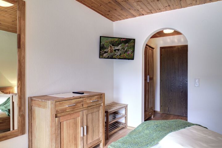Room 10 of 76