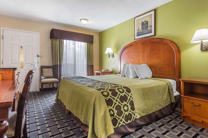 1 King Bed (4 of 8)