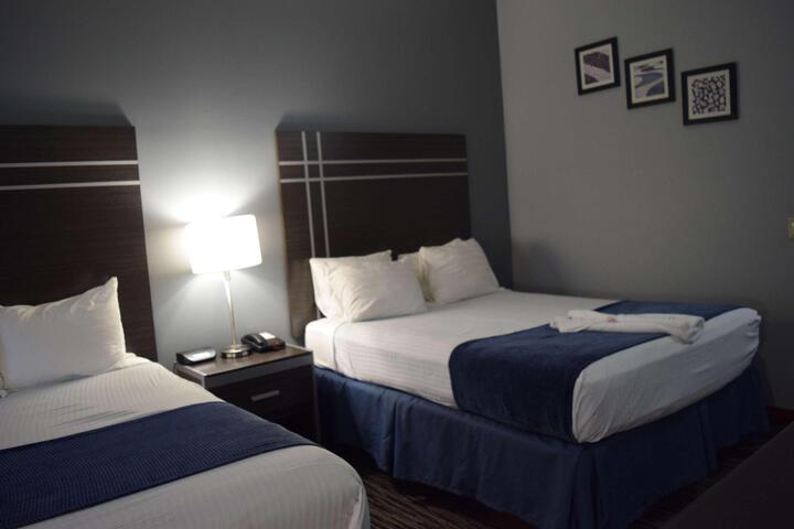 2 Queen Beds Work Desk Microwave and Refrigerator Full Breakfast (3 of 10)