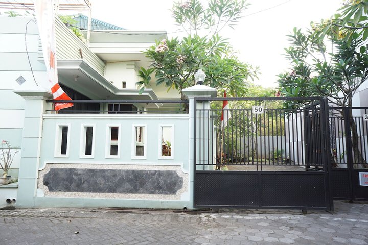 OYO Life 93045 Kost Putra Bu Ketut