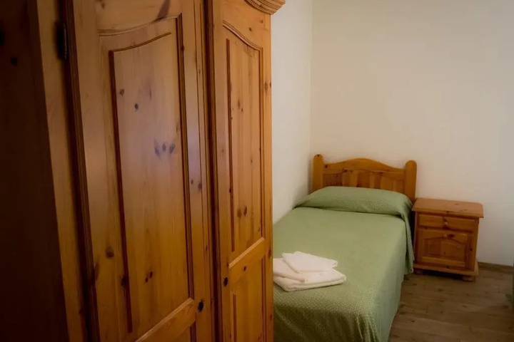 Room 2 of 8