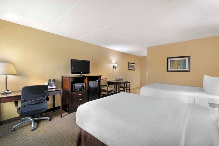 1 Queen Bed (9 of 16)