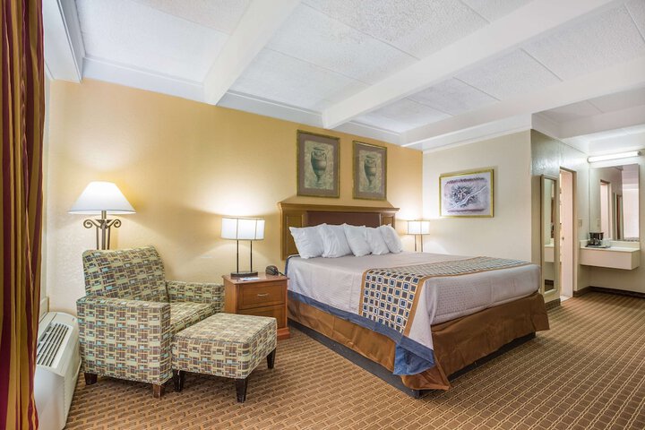 1 King Bed (1 of 6)