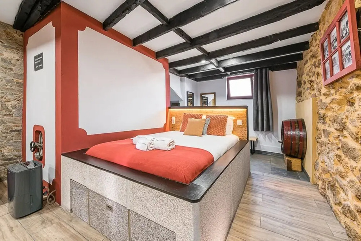 Room 4 of 16
