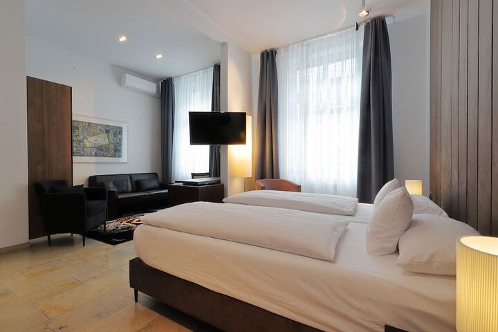 Room 16 of 28