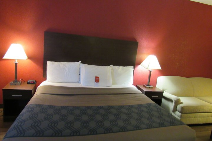 1 King Bed (5 of 18)