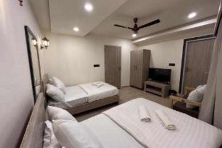 Room 9 of 16