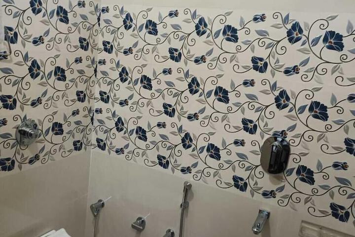 Room 6 of 9