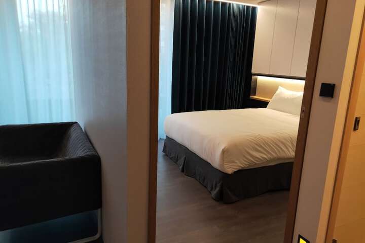 Room 6 of 28
