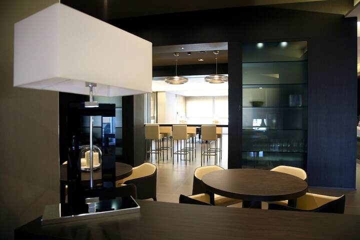 Lounge 80 of 105