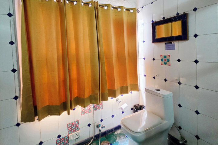 Room 102 of 181