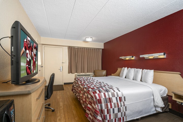 Deluxe King Bed Accessible (13 of 24)