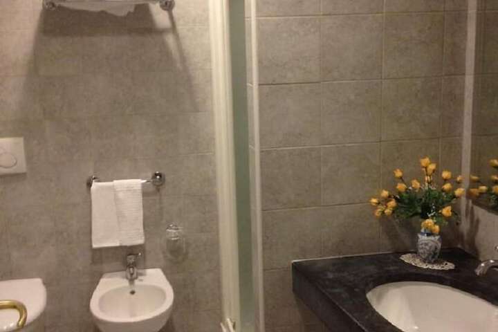 Room 7 of 12