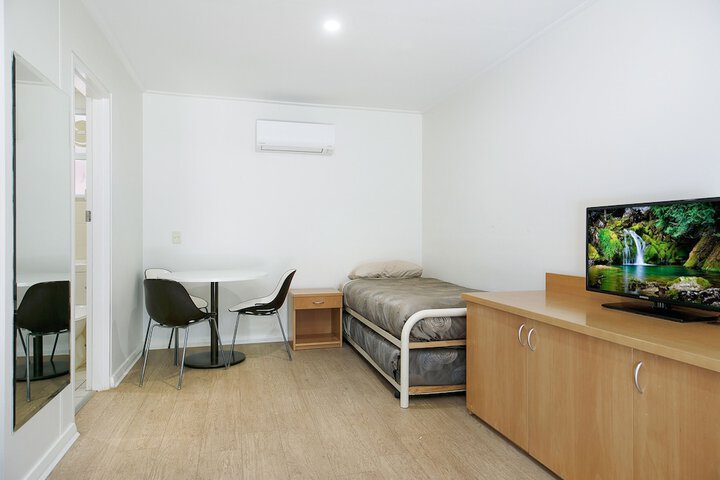 Room 16 of 76