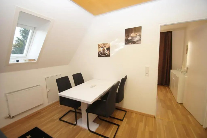 Room 4 of 10