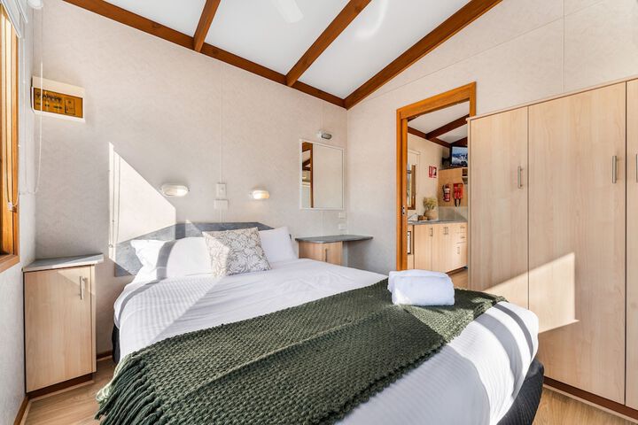 Room 14 of 211