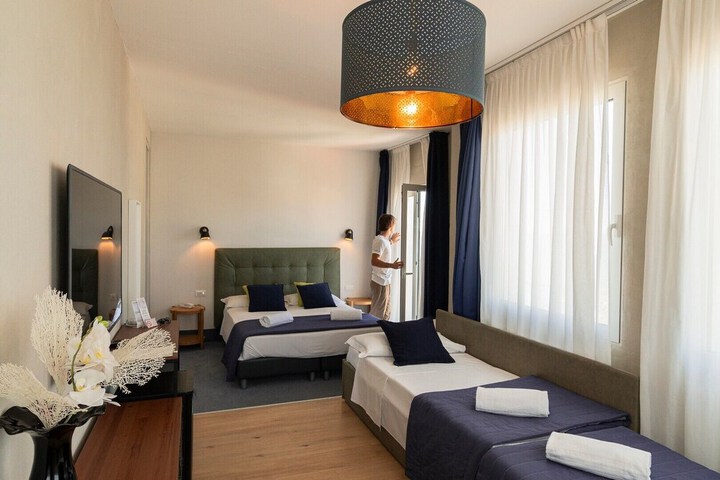 Room 28 of 104
