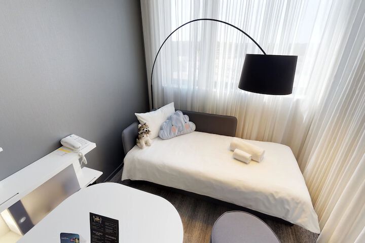 Room 5 of 106