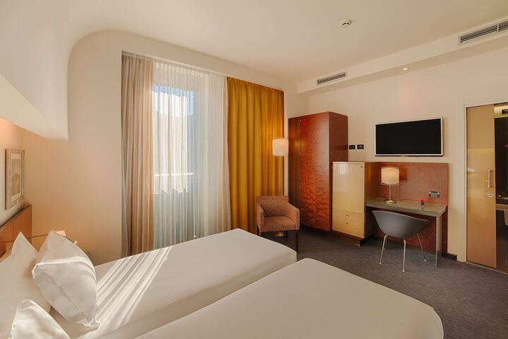 Room 4 of 52
